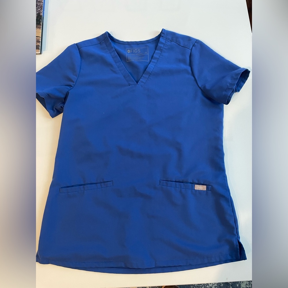 FIGS Casma Three-Pocket Scrub Top - Winning Blue XS